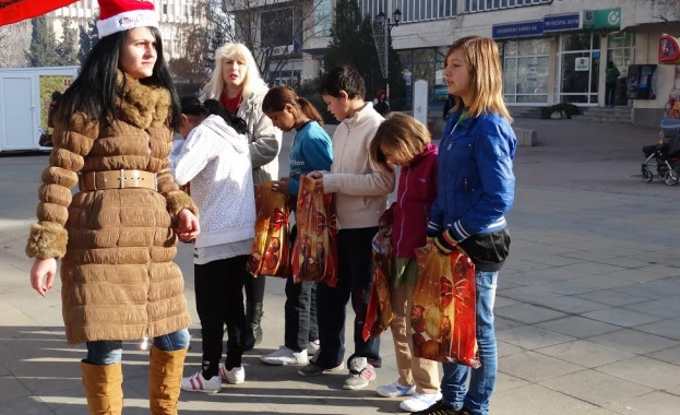Млади социалисти зарадваха децата без родители в Асеновград 