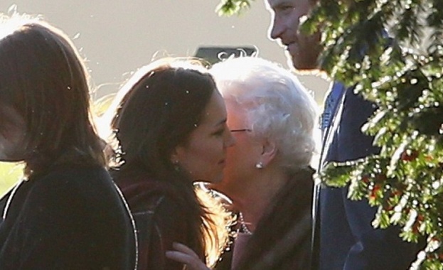 Кралицата и Кейт размениха целувки за Коледа /снимки/