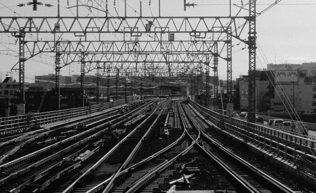 Задържаха 28 нелегални мигранти в товарен влак