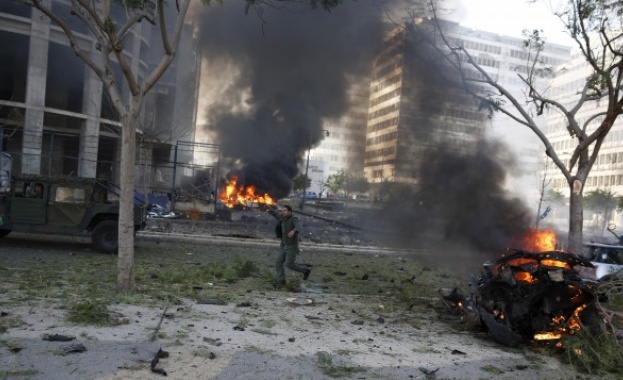 Мощна експлозия в центъра на Бейрут, загина бивш министър