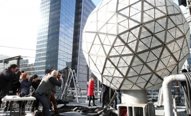 Монтираха новите кристали на сферата на "Таймс скуеър"