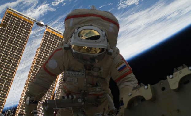 8-часова космическа разходка за двама космонавти
