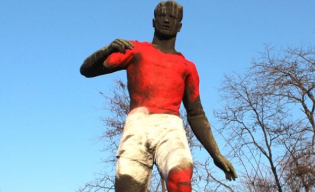 Един от спортистите пред Националния стадион се премени в бяло и червено 