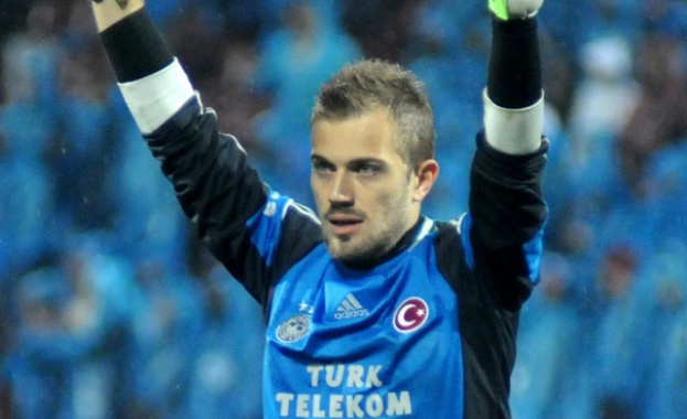 Манчестър Юнайтед взима вратар на Фенербахче?