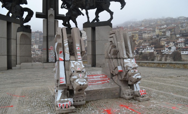 Боядисаха паметника на Асеневци във Велико Търново