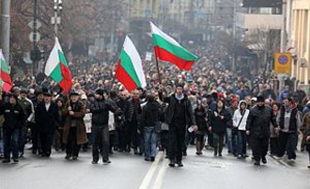 Читатели на КРОСС: Протестите, които свалиха Борисов, са събитие №1 за 2013-а
