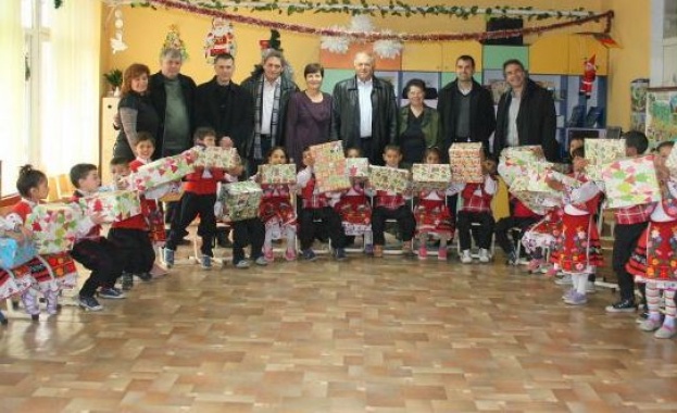 Община Сливен зарадва децата от социално слаби семейства с коледни подаръци 