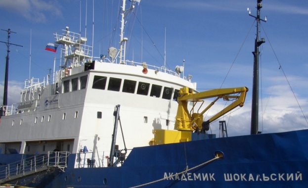 Американски ледоразбивач спасява руски научен кораб