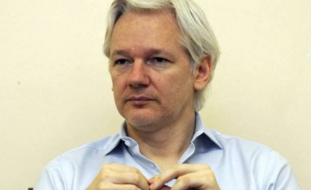 Асанж: Правителствата играя ролята на Господ 