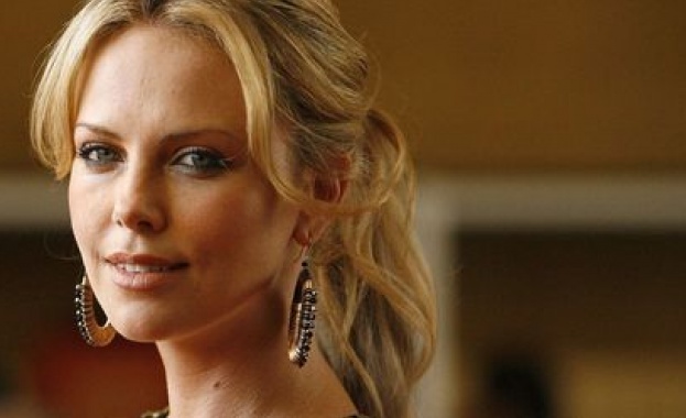 Чарлийз Терон осиновява второ дете  