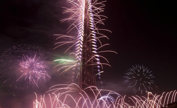 Рекордните новогодишни илюминации в Дубай са били съкратени от съображения за безопасност (видео)