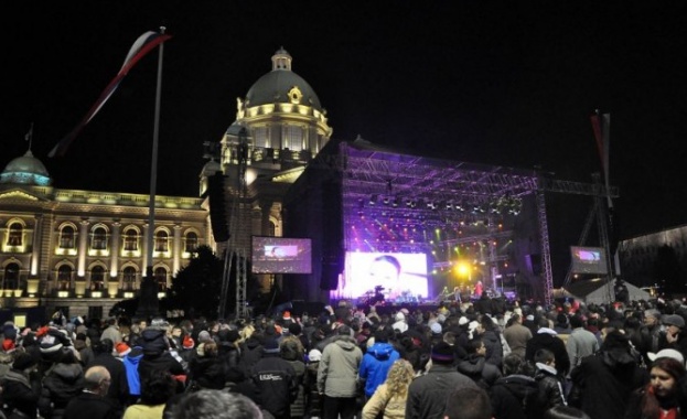 Ракета се вряза в тълпата на новогодишния концерт в Белград /видео/