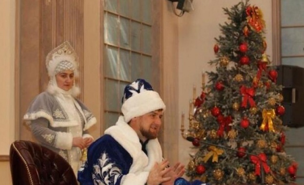 Президентът на Чечения се появи пред министрите като Дядо Мраз  /видео/