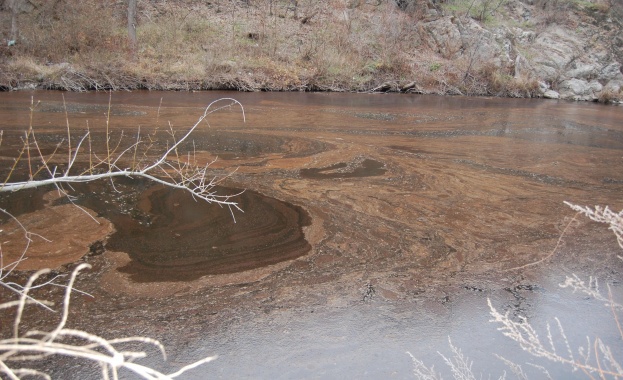 Река Харманлийска се оцвети в червено