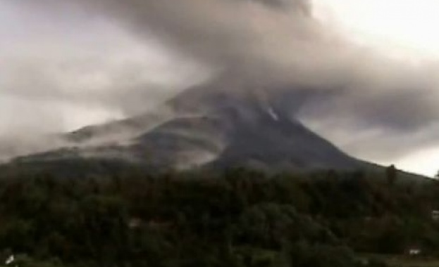 Над 20 000 души са евакуирани след изригването на вулкана Синабунг /видео/