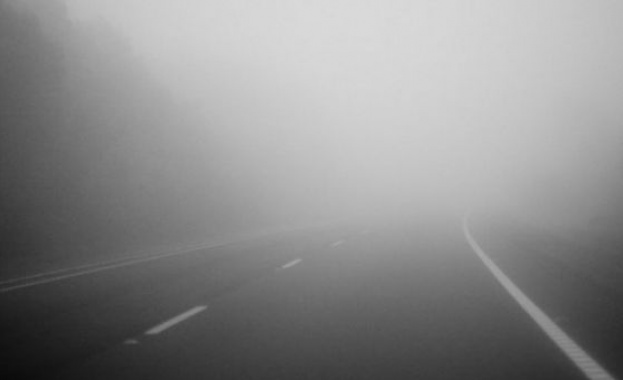 Шофьорите да карат с повишено внимание по път II-35 Троян – Кърнаре през Троянски проход поради гъста мъгла