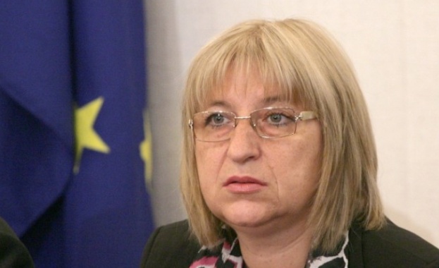 Цачева: Нямам данни за замесени политици в скандала в Агенцията по вписвания