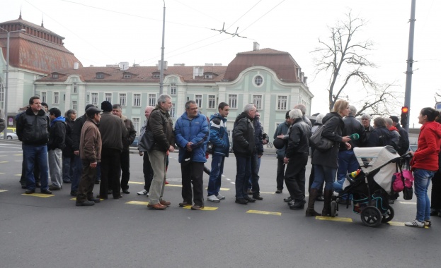 Съкратените корабостроители блокираха кръстовище в Бургас /снимки/