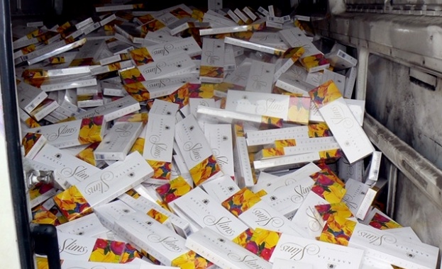 Иззеха 186 000 къса цигари без бандерол от тайник в микробус 