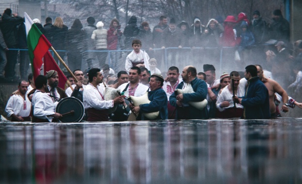 Мъжко хоро в Калофер на Богоявление ще има но няма