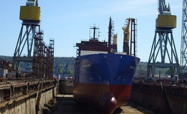 Служители на фалирала корабостроителница вече три години чакат заплатите си