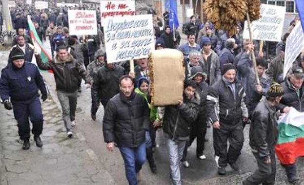 Тютюнопроизводители блокират главния път Е-80