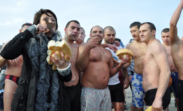 „Сдружение Азбукари“ награди хвърлилите се за кръста в езерото в Дружба /снимки/