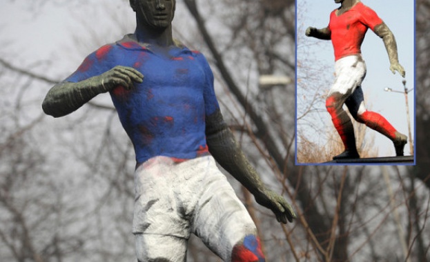 Статуята-футболист пред Националния стадион облече син екип