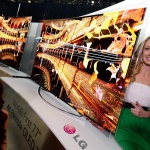 LG представя бъдещето на телевизорите с първия в света гъвкъв OLED телевизор