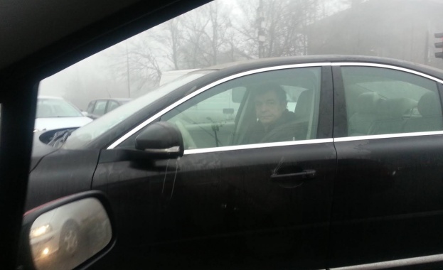 Софиянски влиза в насрещното, засича шофьори и... си продължава без акт  