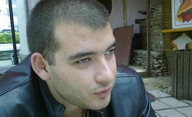 Майката на Иван Костадинов: Сринат е психически 