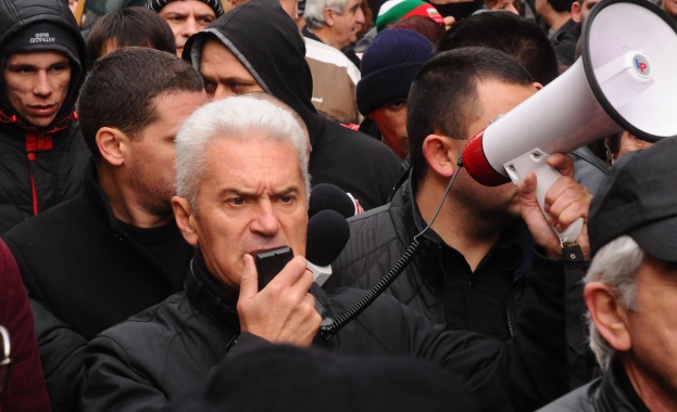 Един Болен броди из България и насажда омраза