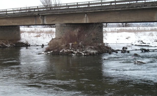 Момиче скочи от мост в Сандански, мъж се хвърли след нея, за да я спаси