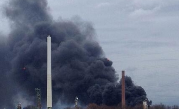 Цистерна с химикали се взриви в завод на Shell /видео/