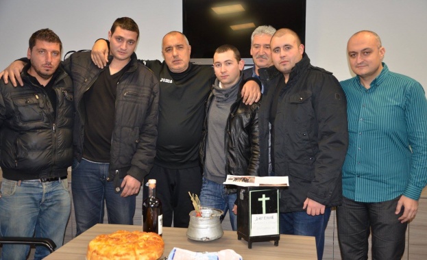 ГЕРБ дари пет хиляди лева на самотна майка на болни деца 