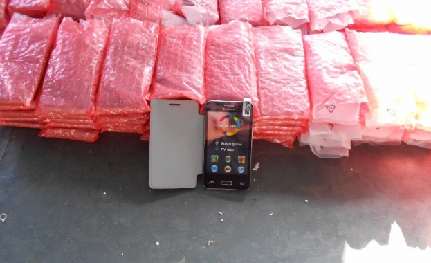 Митнически служители откриха 510 мобилни телефона в тайници на лек автомобил