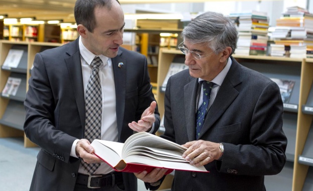 Андрей Ковачев дари исторически книги за България на библиотеката на ЕП