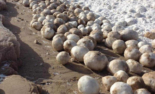 Ледени сфери покриха езерото Мичиган (видео)