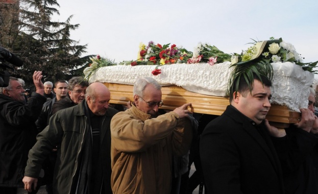  Стотици се сбогуваха с Георги Найденов-Гого