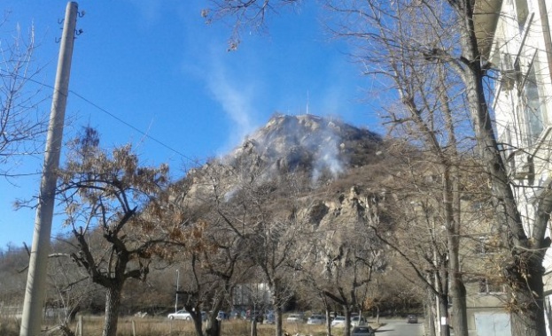 Пламъци обхванаха едно от тепетата в Пловдив /видео/
