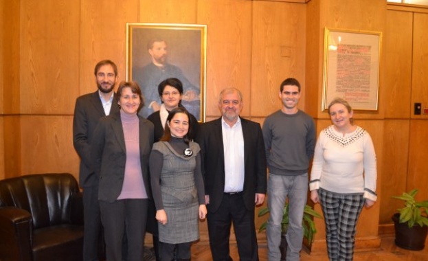 Ректорът на СУ връчи трудовите договори на шестима новоназначени преподаватели