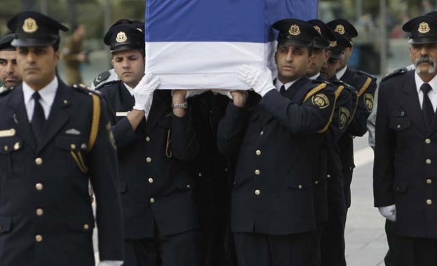 Погребаха Ариел Щарон с военни почести  