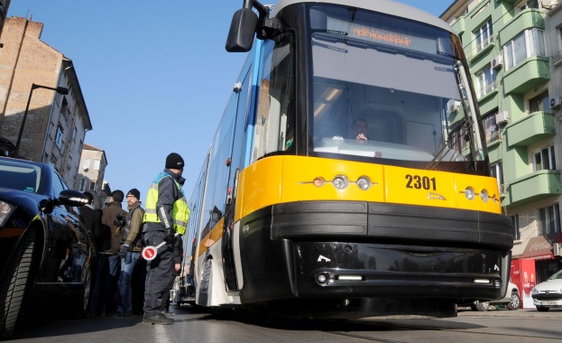 Нов трамвай аварира и задръсти бул. "Витоша"