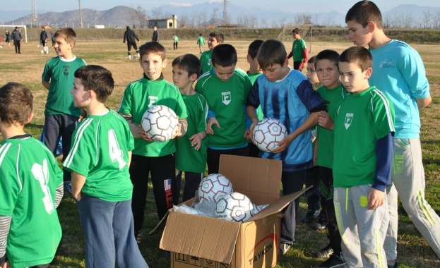 Футболни топки за децата от село Кърналово от Борисов 