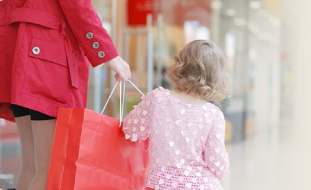 Откриха опасни химикали в детски облекла и обувки