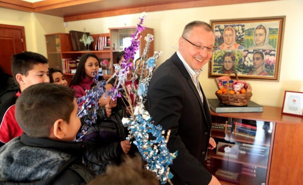 Станишев пожела здраве и късмет на ромите 