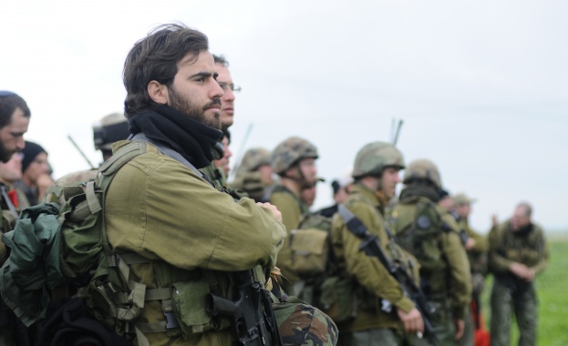 Израелски военни задържаха кортежа на палестинския премиер 