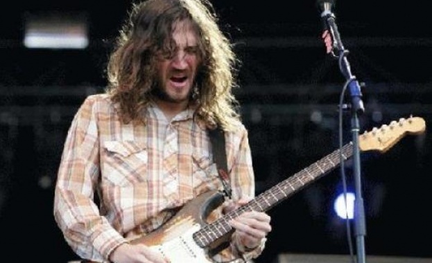 Бившият китарист на Red Hot Chili Peppers събра своя банда 