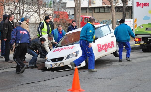 Кола пропадна в дупка на великотърновска улица /снимки/
