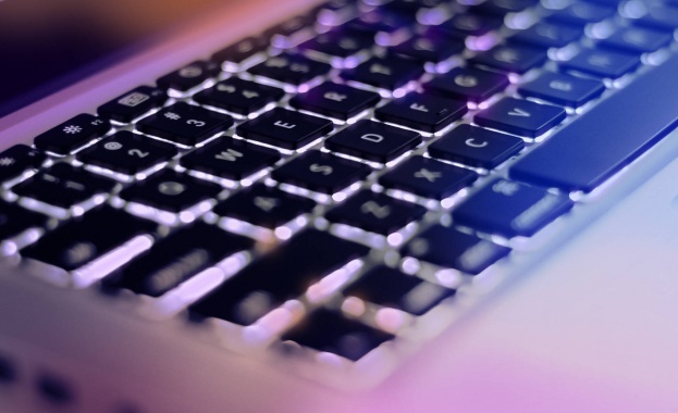 Цели интернет армии защитават или плюят политици, каузи, събития, протести и процеси срещу пари